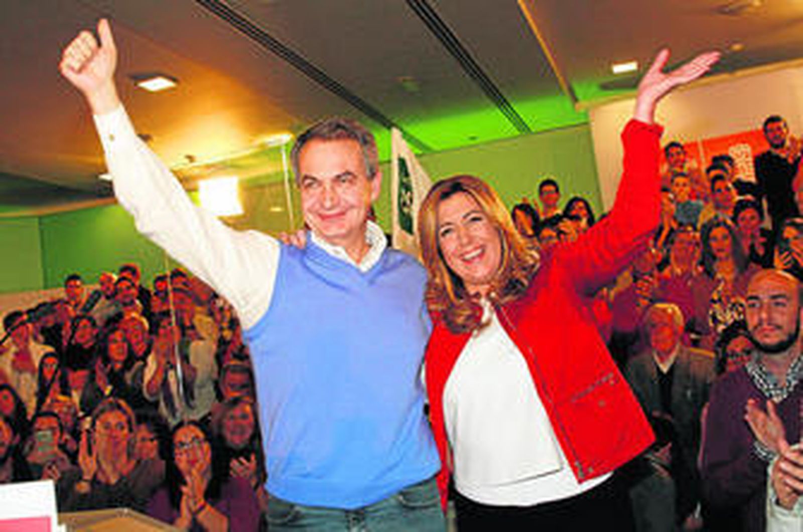 José Luis Rodríguez Zapatero y Susana Díaz saludan a los asistentes al mitin del PSOE, ayer en Granada.