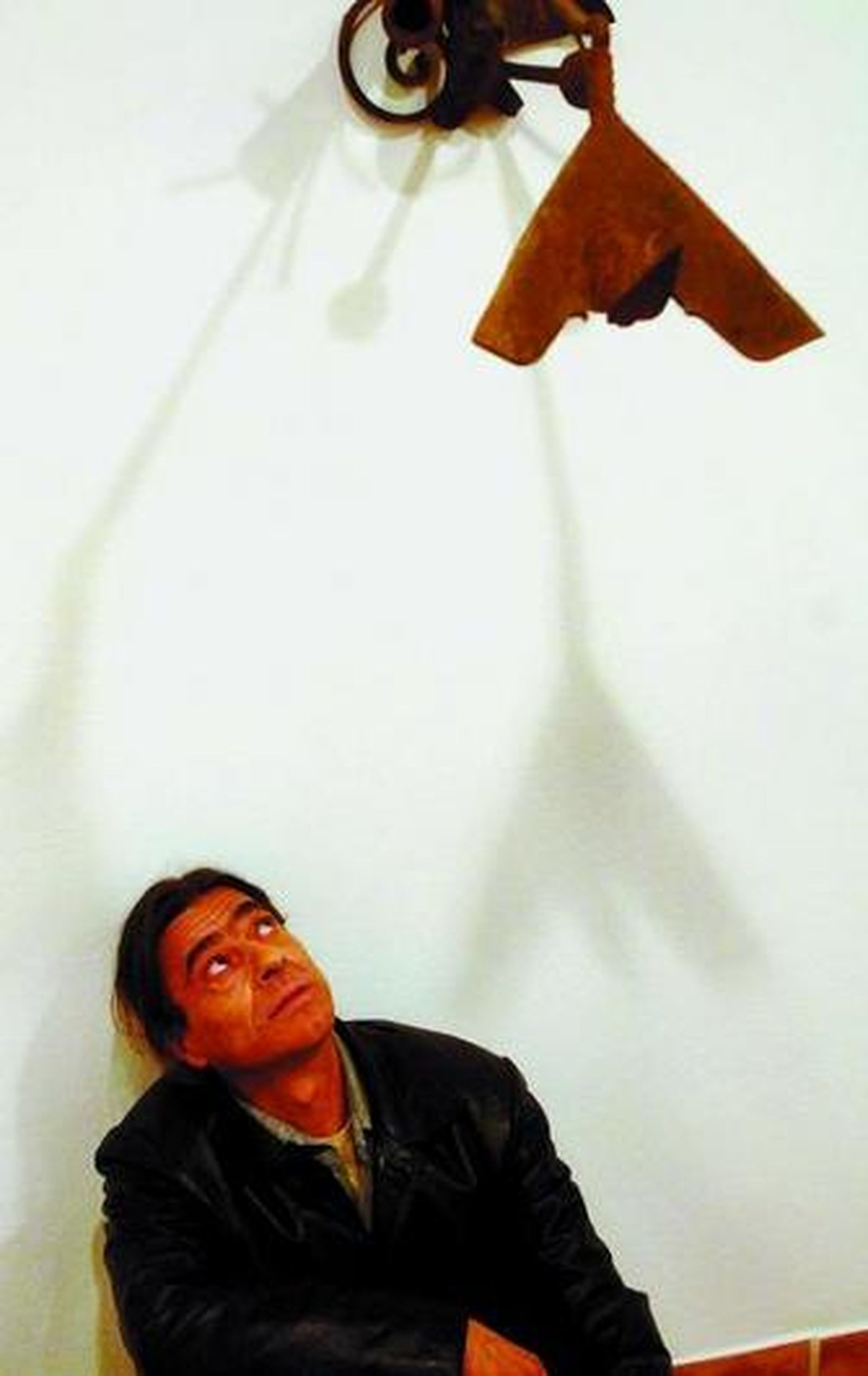 La pintura y la escultura son las dos disciplinas por las que se mueve el artista Manuel Martín. En esta ocasión, trae una muestra de esculturas de material forjado inspiradas en la vida vinculada al terreno, con personajes identificativos de la Alpujarra y otros inspirados en los momentos y mundos que le rodean. Una colección de 18 figuras componen la exposición 'Momentos forjados', pertenecientes todas ellas a su trabajo más reciente.