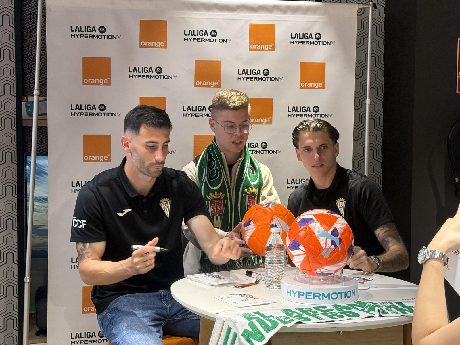 La afición del Córdoba CF enloquece con Álex Sala y Albarrán en el centro de la ciudad
