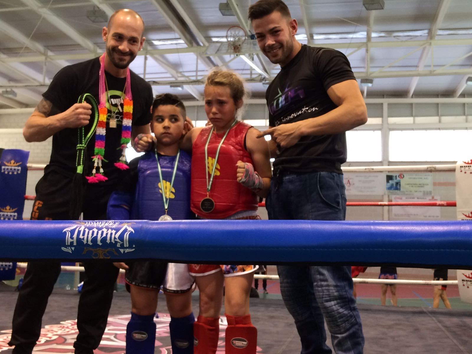 Nazaret Rodríguez posa con el subcampeón y los monitores.