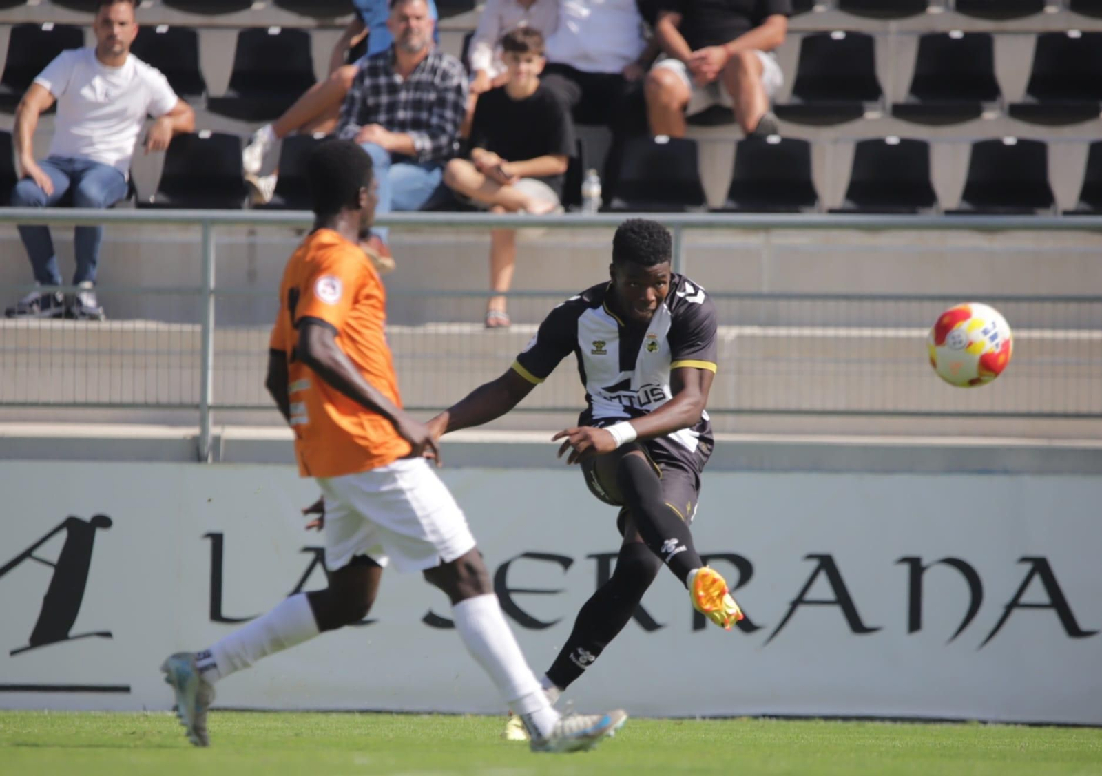 El debutante Victory chuta a puerta.