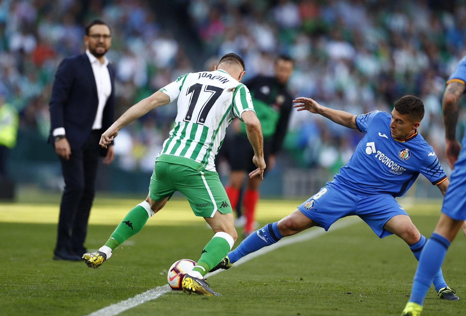Joaquín intenta marcharse de Portillo en un lance del partido.