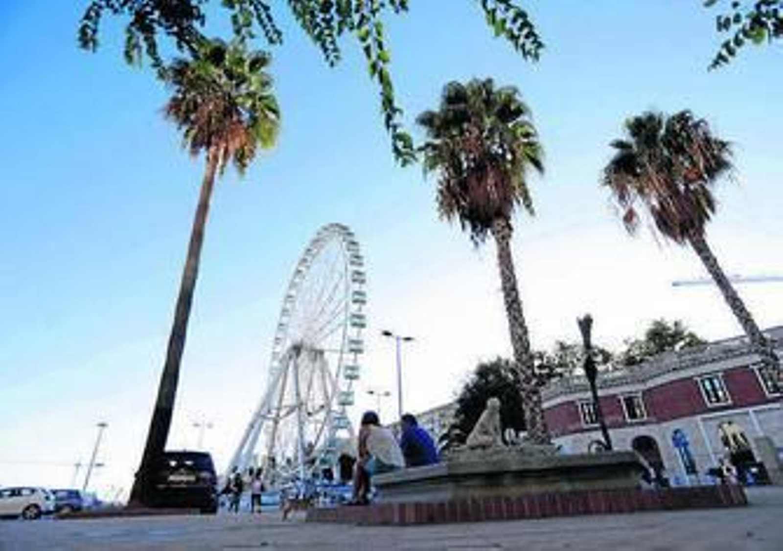 Los primeros pasajeros de la noria.