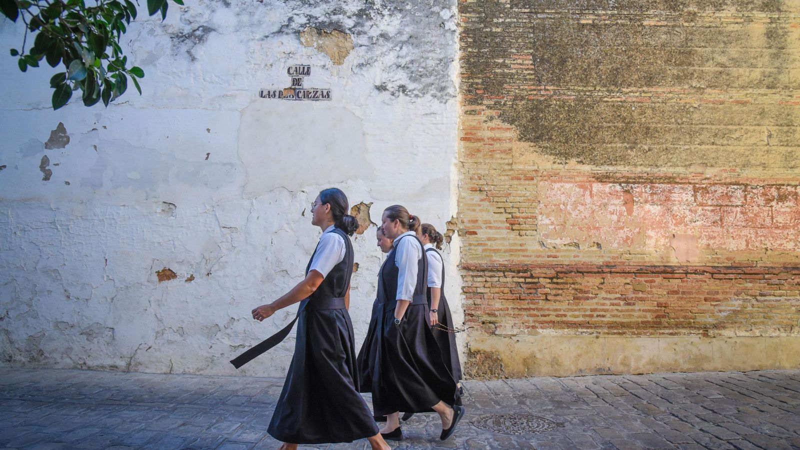 Las religiosas de las HAM, de vuelta a su convento tras oír misa en Santa Clara.