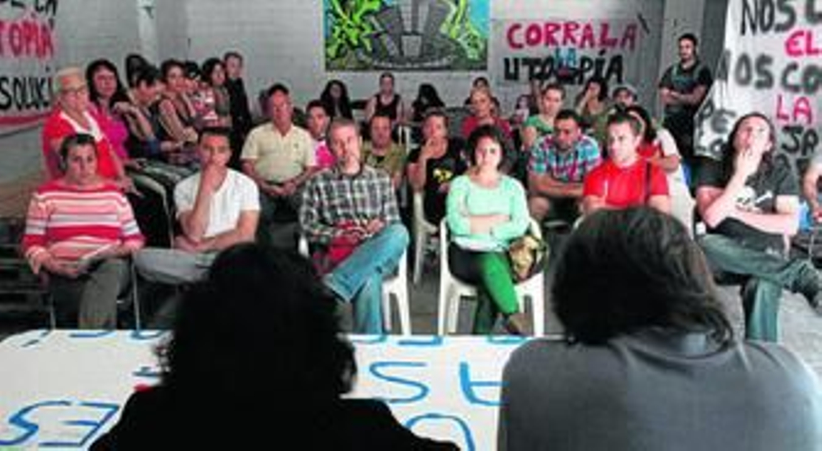 Responsables de la Consejería de Fomento y Vivienda se reunieron ayer con las familias afectadas de la Corrala Utopía, casi un año sin luz ni agua.