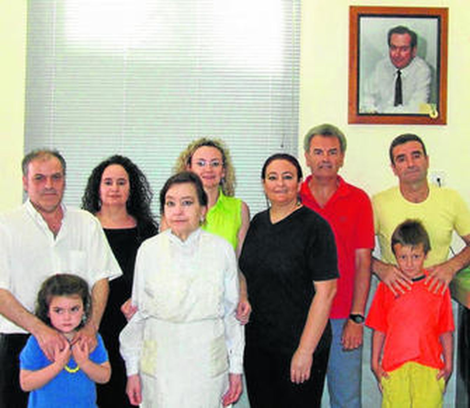Ezequiel y su mujer Juani (actuales regentes del negocio), junto a Chili, Conchi, Tomás, Peque y la matriarca -Juana Martínez- además de dos de sus nietos. El retrato de Lázaro preside la entrada al restaurante familiar.