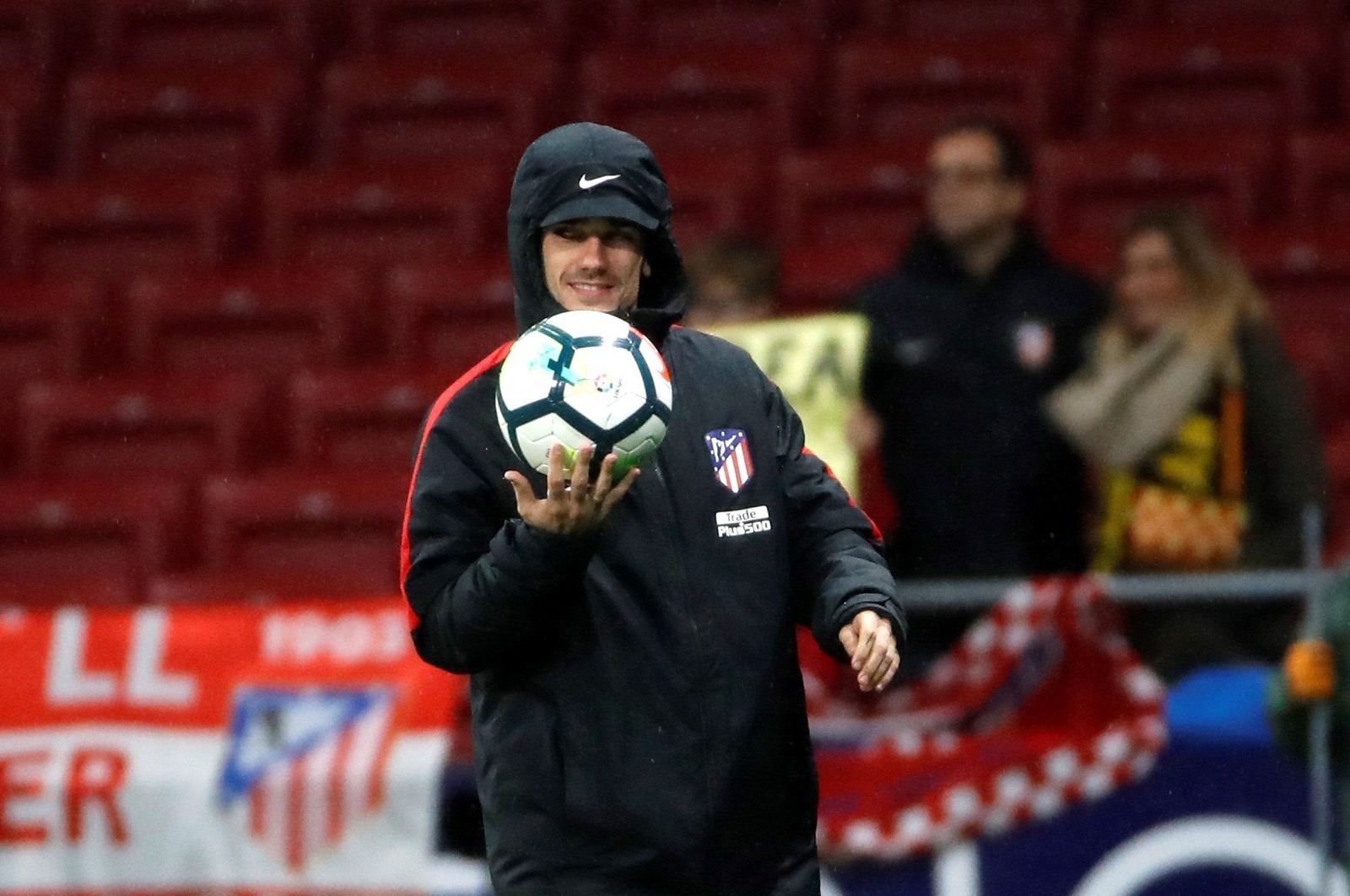Griezmann sonríe con un balón en sus manos minutos antes de que comenzara su exhibición contra el Leganés.