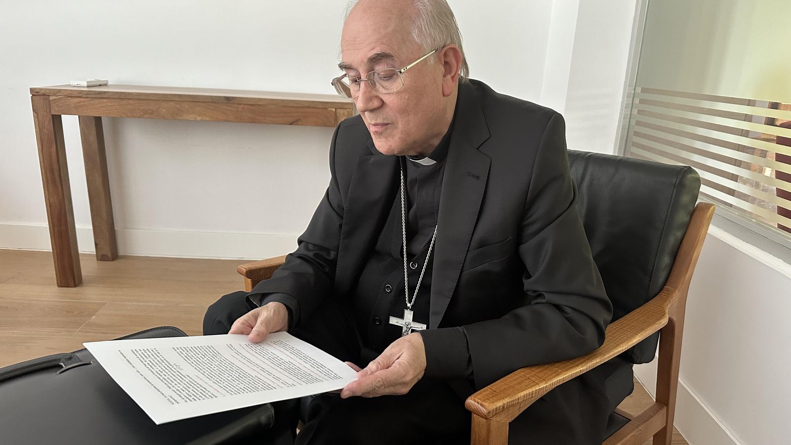 Monseñor González Montes revisa sus notas durante la entrevista