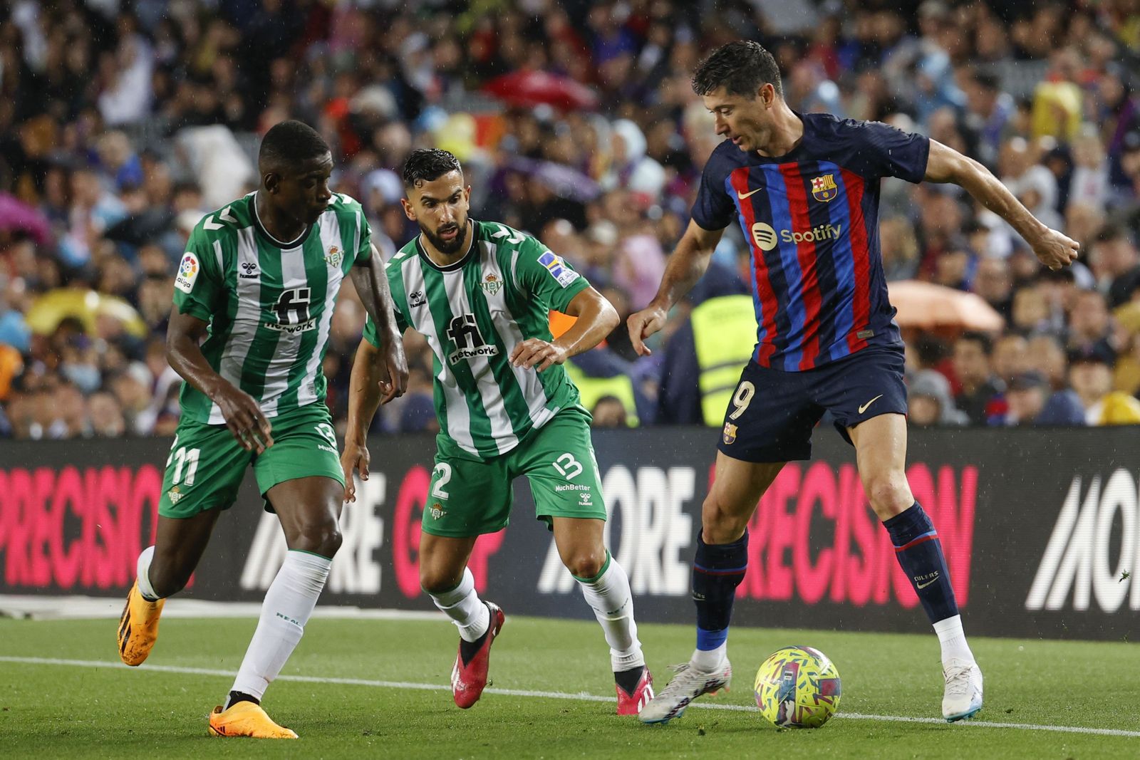 Montoya y Luiz Henrique enciman a Lewandowski.