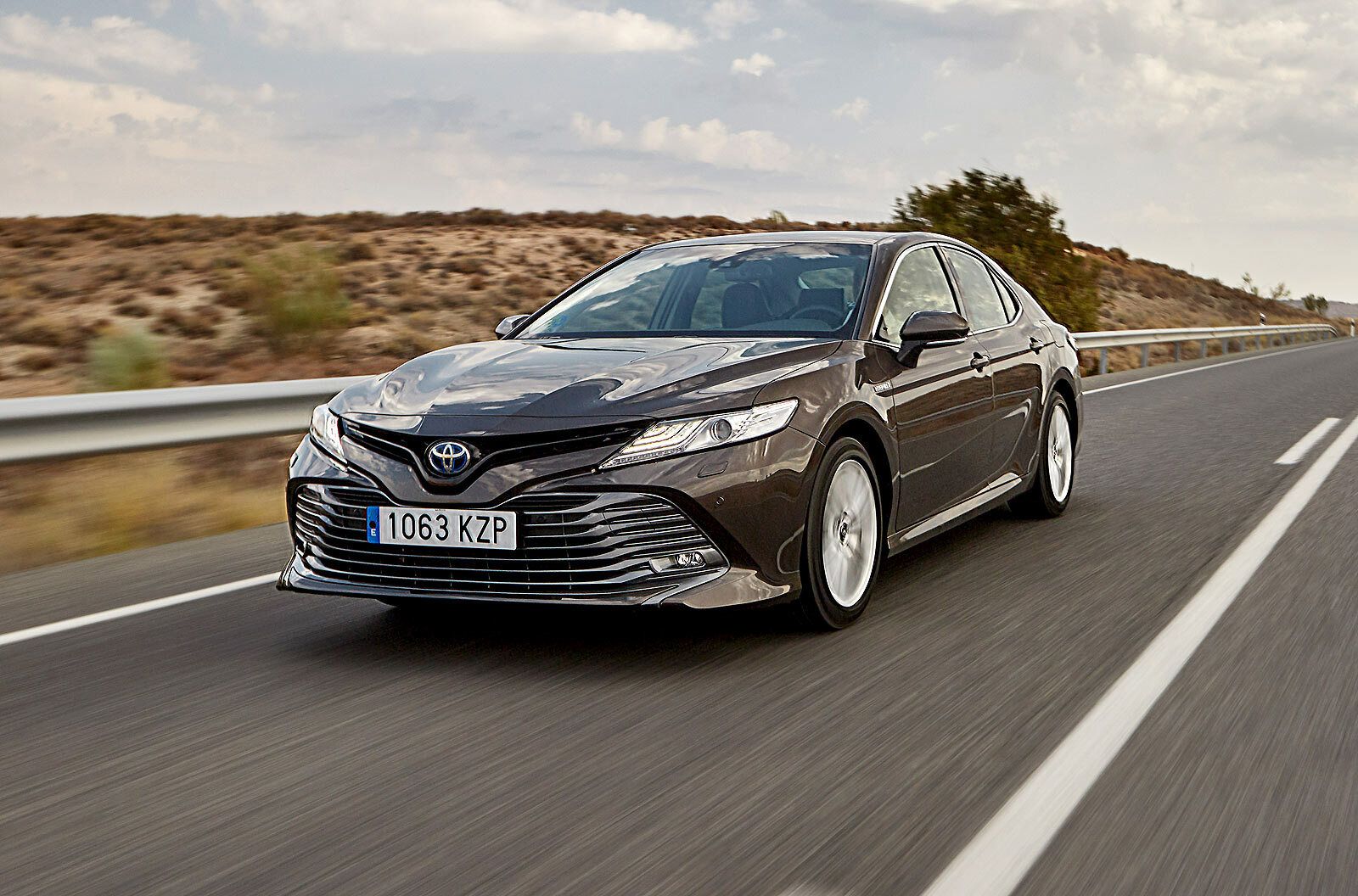 Toyota continúa con su apuesta por los híbridos con el lanzamiento del Camry