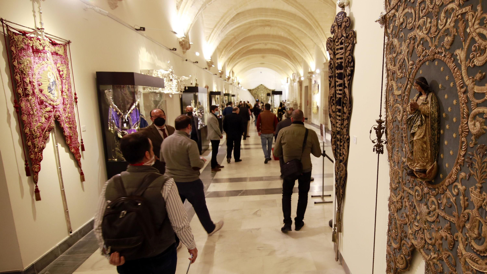 Imágenes de la magna exposición de las cofradías en Los Claustros