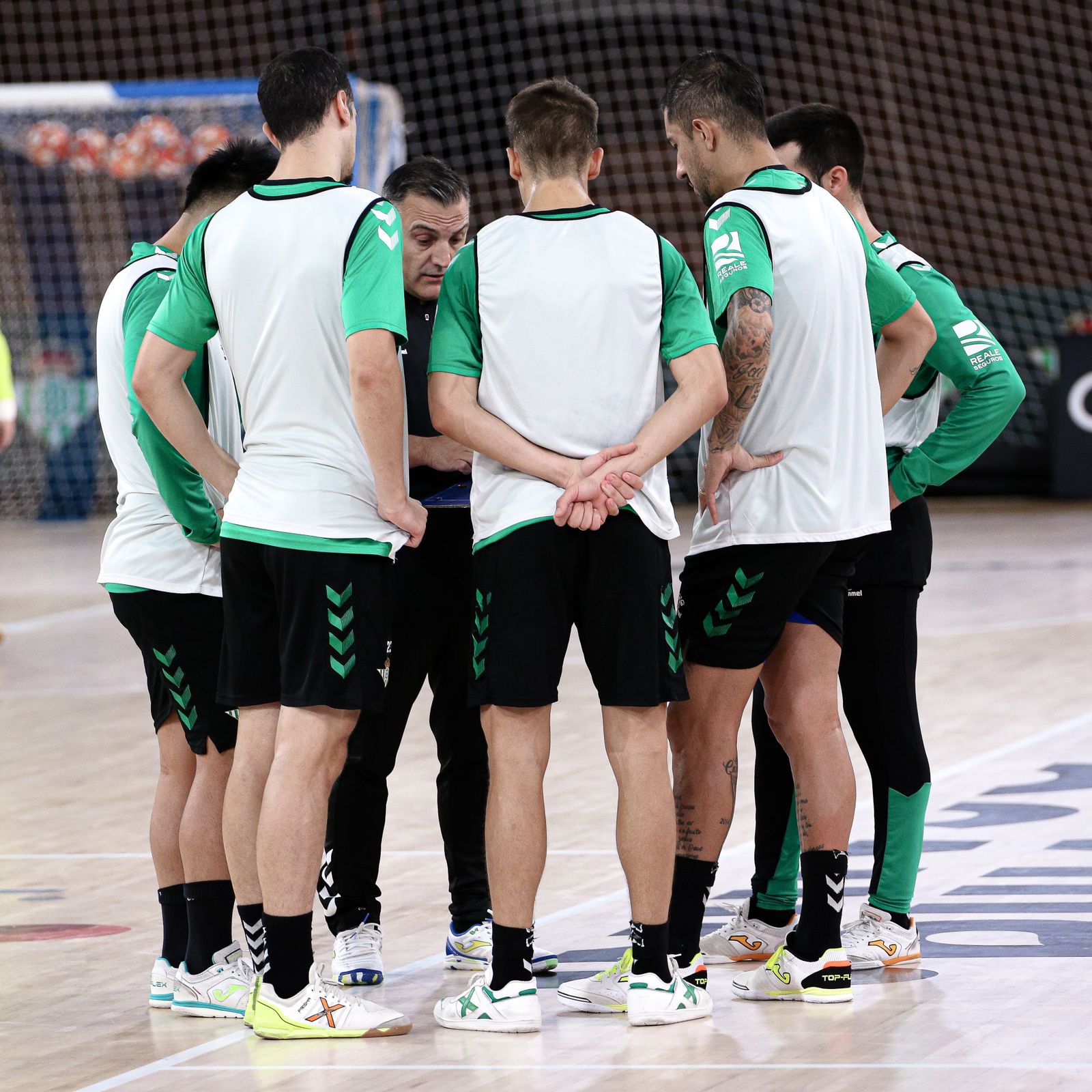 Bruno García da indicaciones a los suyos durante un entrenamiento de la semana.