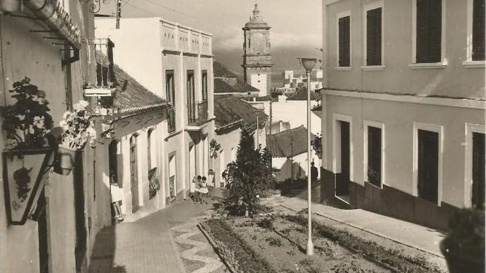 Calle Jérez, hoy Ruiz Tagle, de Algeciras. Justo a la derecha se puede ver el número 25 donde se encontraba la sede del Viceconsulado italiano de Algeciras, un elemento importante dentro de la infraestructura de apoyo de las operaciones de la MAS contra Gibraltar.