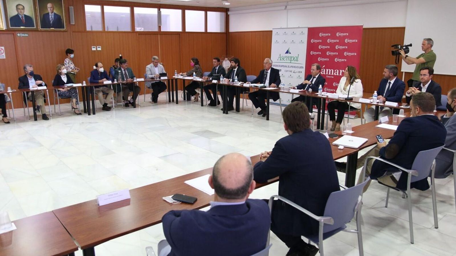 El presidente de la Región de Murcia y la consejera andaluza de Agricultura se reúnen con los empresarios almeriense