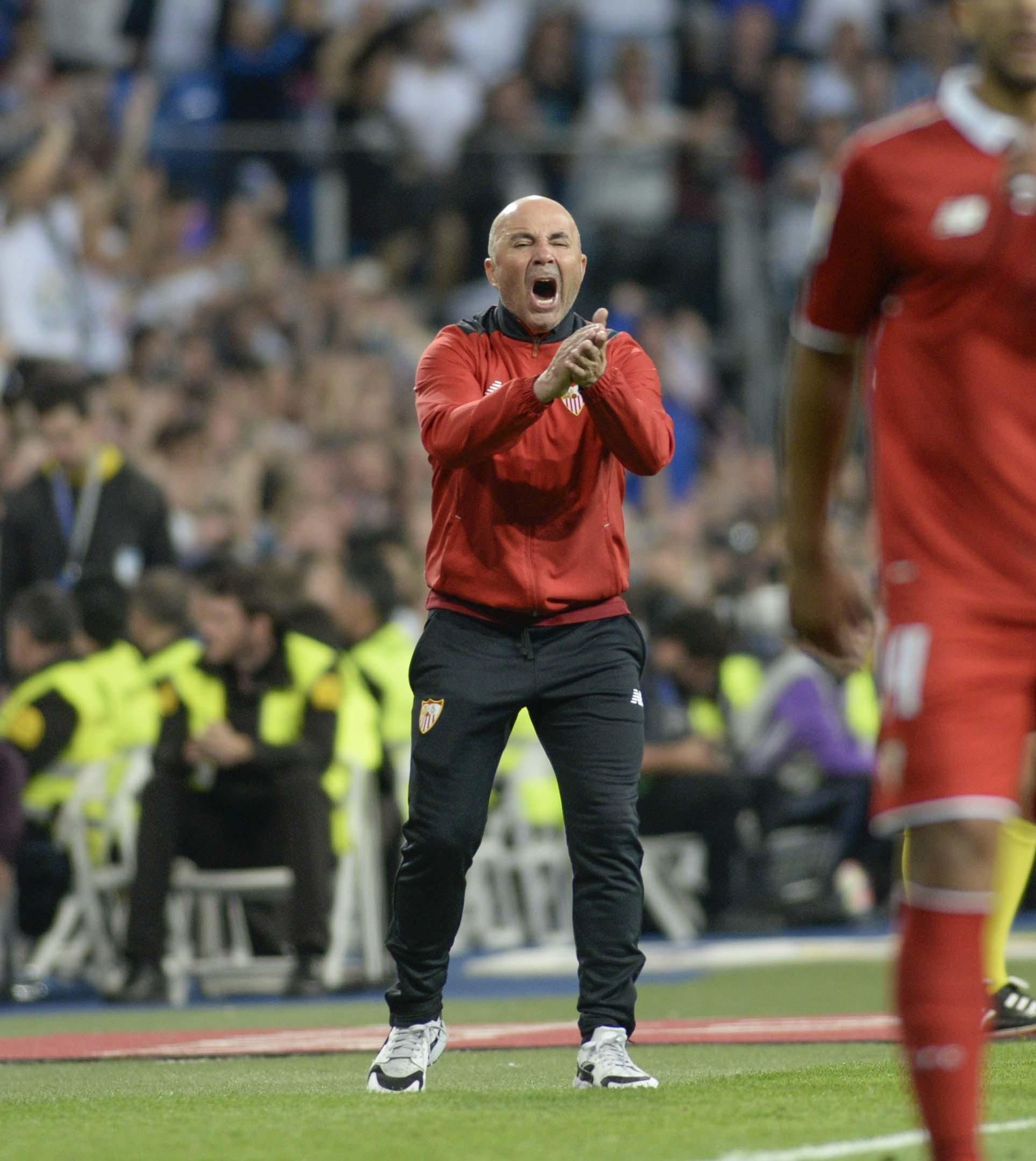 Sampaoli se desgañita en la banda del Bernabéu.