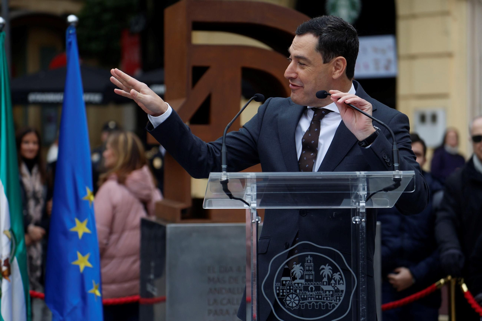 Juanma Moreno inaugura el monumento homenaje al Día de la Bandera de Andalucía en Córdoba, en imágenes