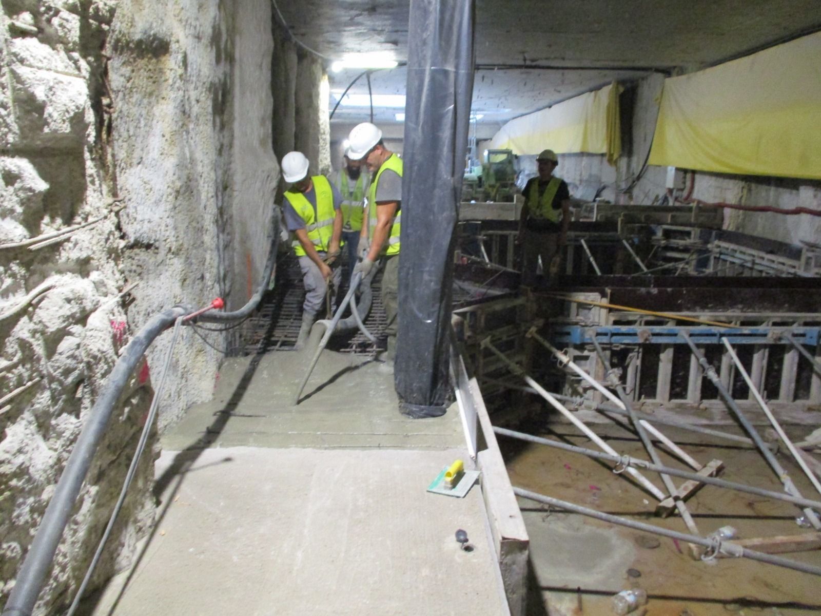 Trabajos de ejecución de la losa intermedia del túnel del Metro en la Alameda.