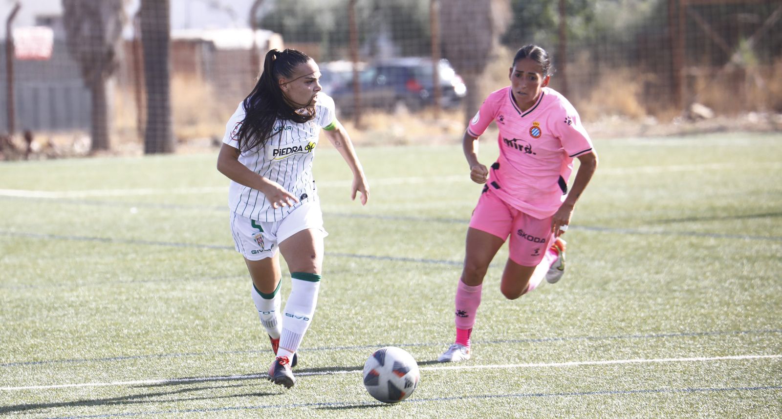Yanire Ruiz conduce el balón en un partido del Córdoba Femenino.