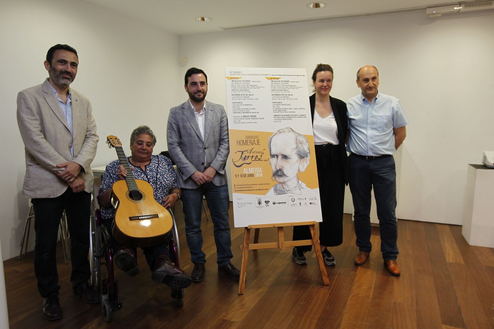 El concejal Carlos Sánchez con Matilde Rodríguez, Beba Pérez y Joaquín Ayala en el Museo de la Guitarra.