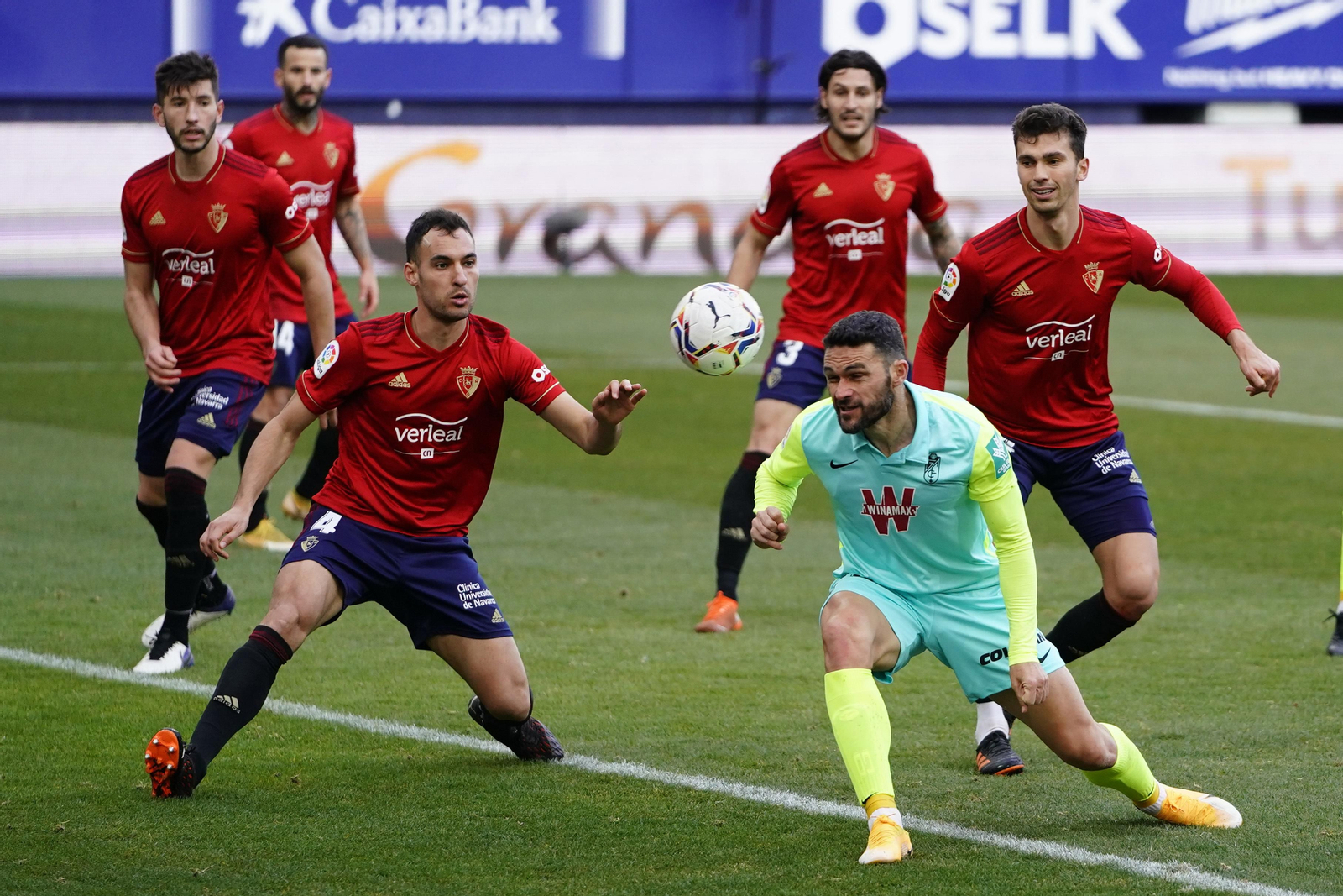 Jorge Molina busca el remate de cabeza en el partido ante Osasuna