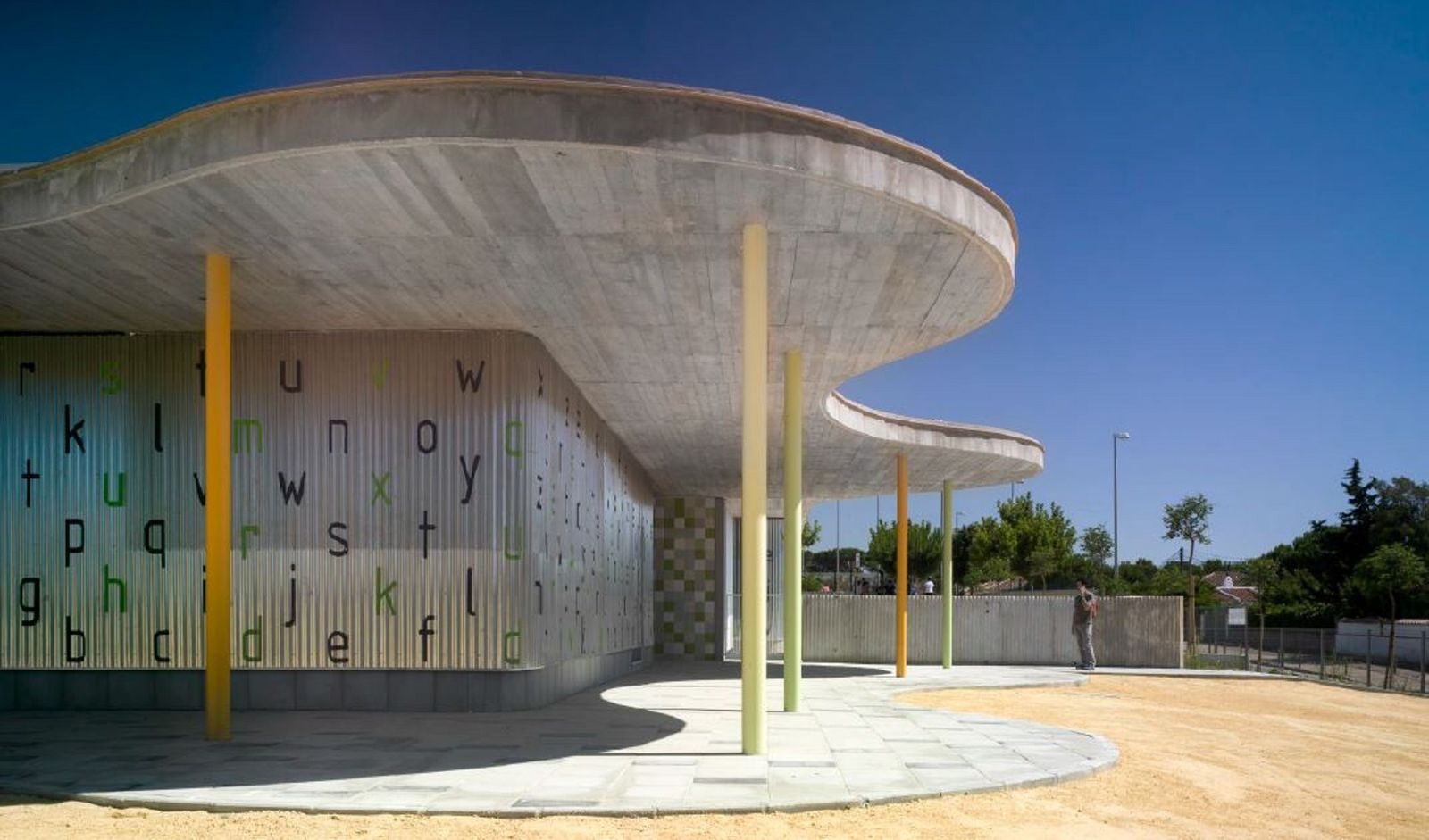 Exterior del centro educativo que se sitúa en las cercanías de la costa chiclanera.
