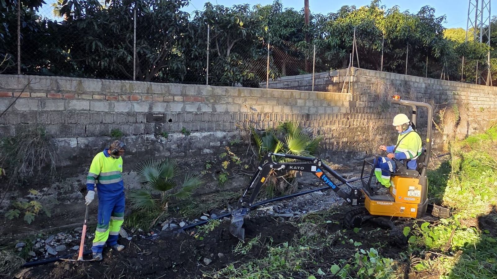 Dos operarios trabajando en una de las zonas afectadas