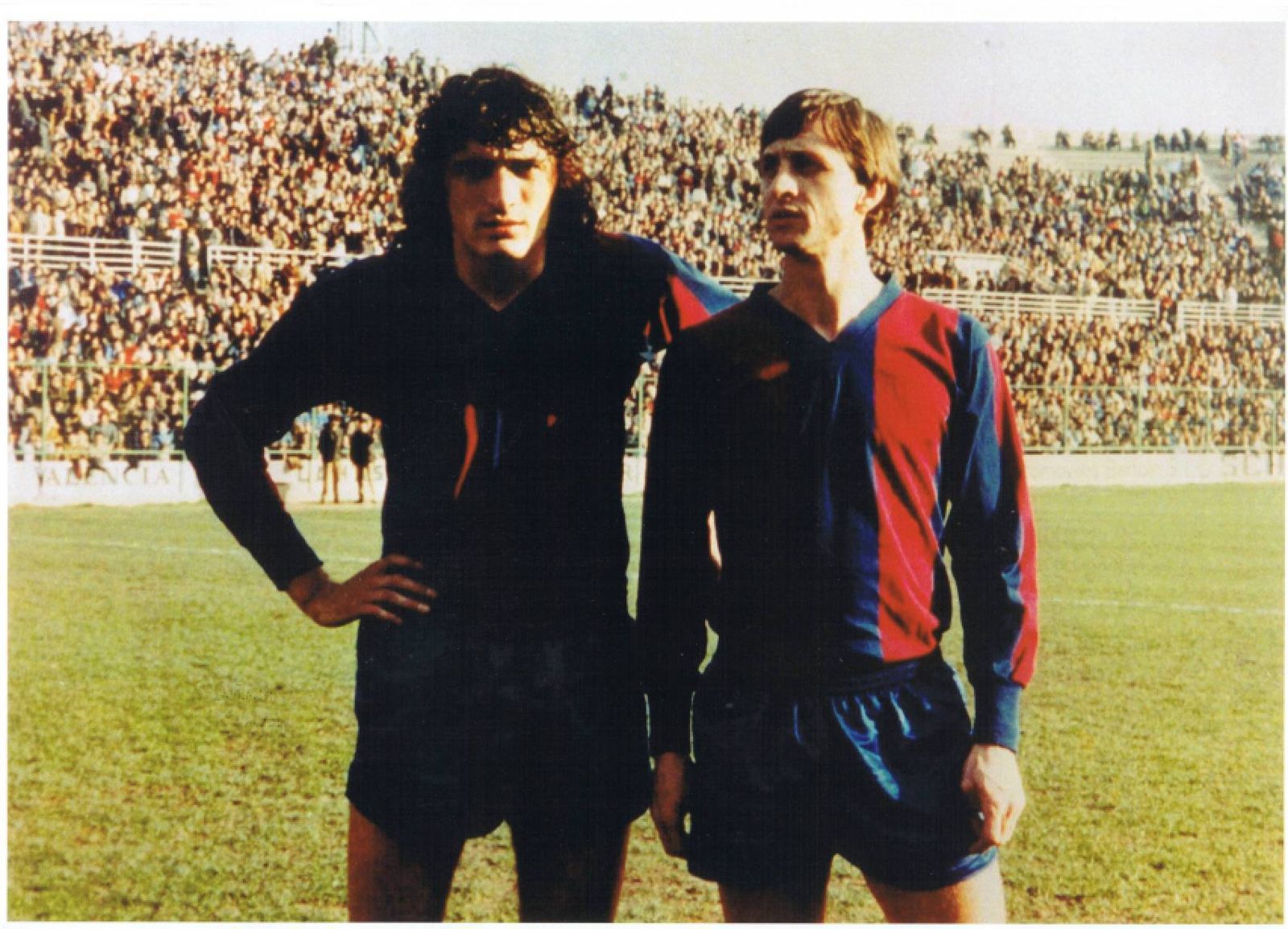 Johann Cruyff, a la derecha, de azulgrana pero como jugador del Levante en 1981.