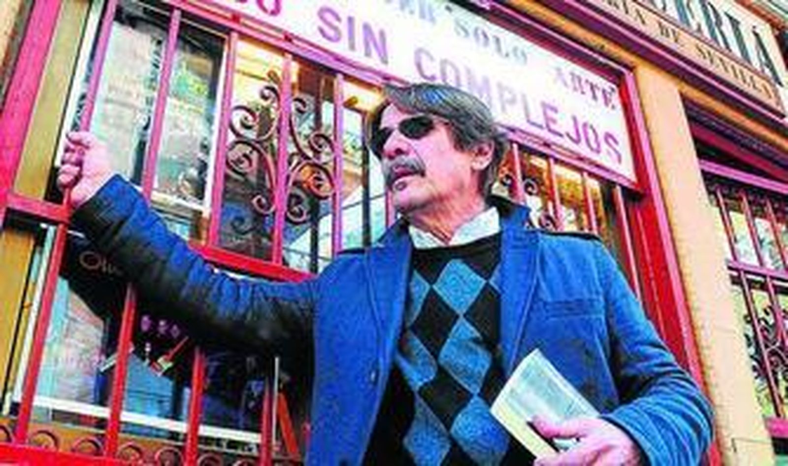 Pive Amador, ante la barbería de Don Curro, muy ligada a la vida de Silvio.