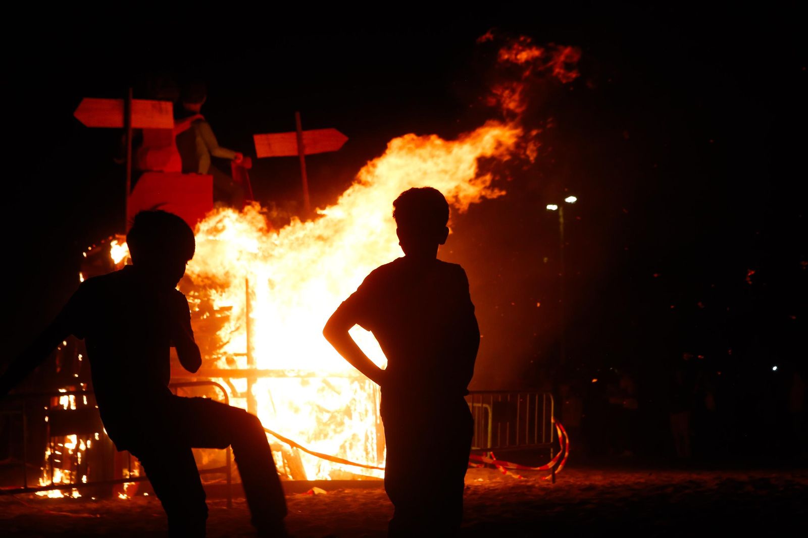 Fotos de la noche de San Juan en las playas de La Línea.