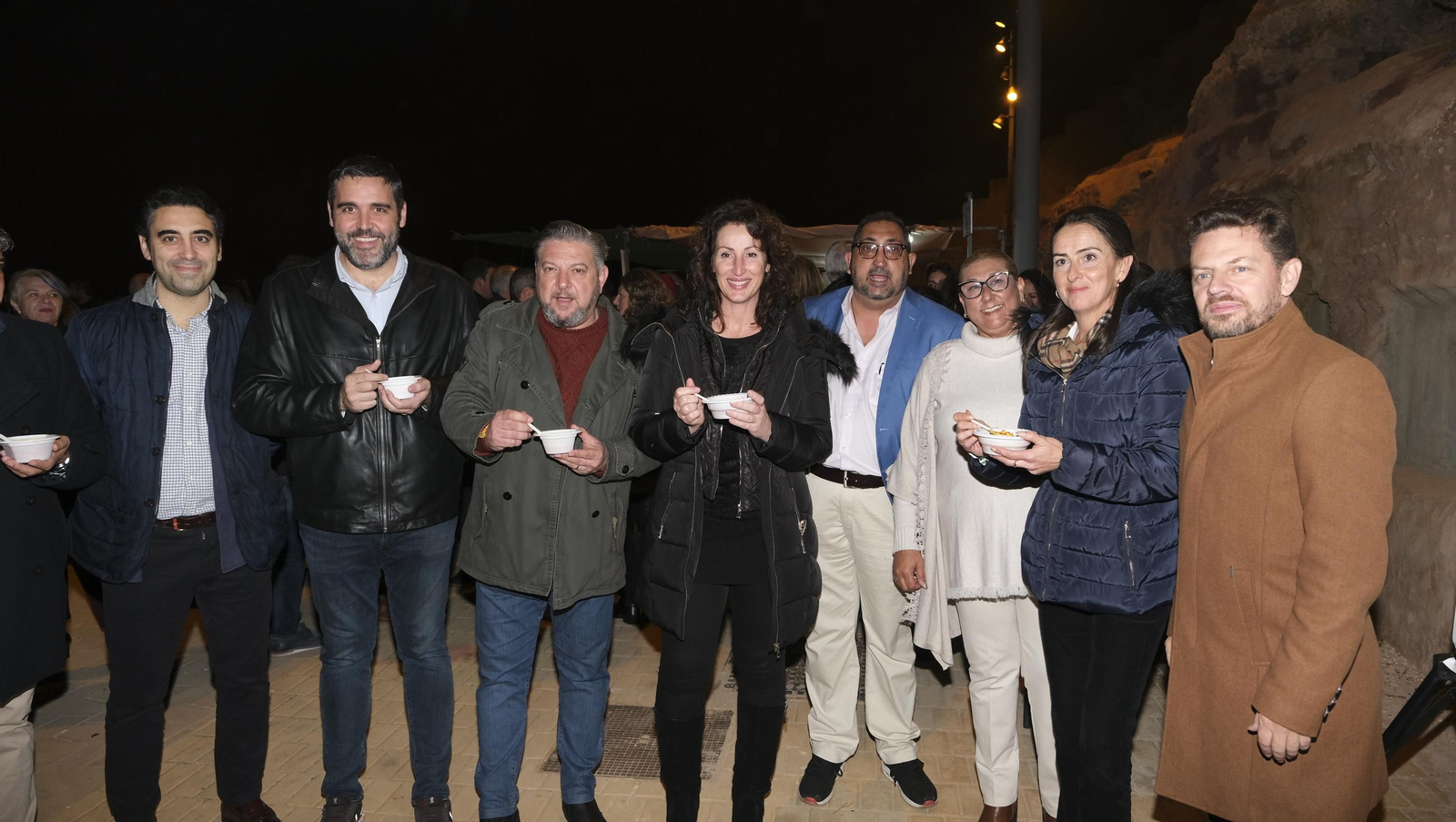María del Mar Vázquez junto a otras autoridades no quiso perderse la Noche de las Candelas.