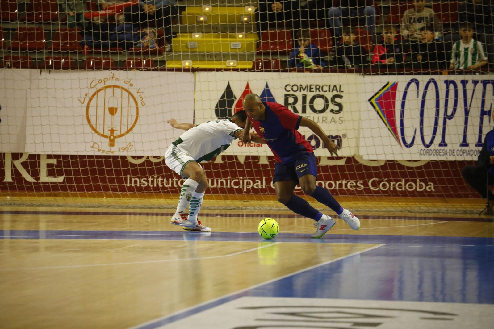 Las mejores fotos del ambiente en Vista Alegre para el Córdoba Futsal - Barça