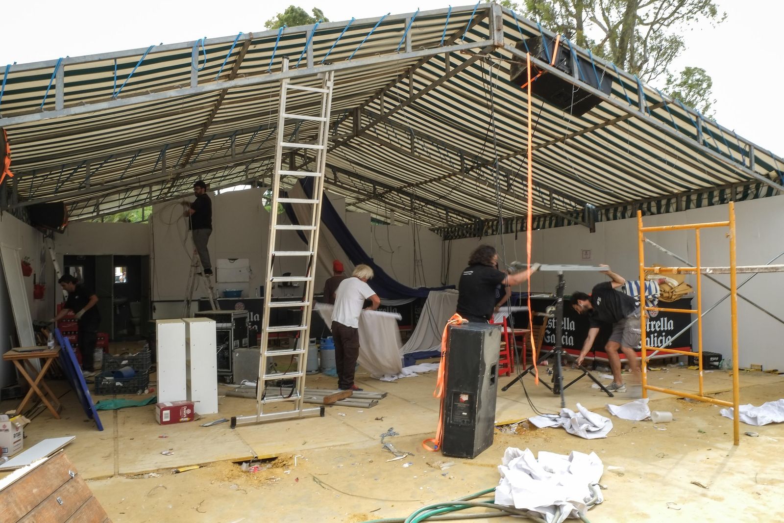 Tareas de desmontaje de una caseta, ayer, en el Paseo de las Palmeras.