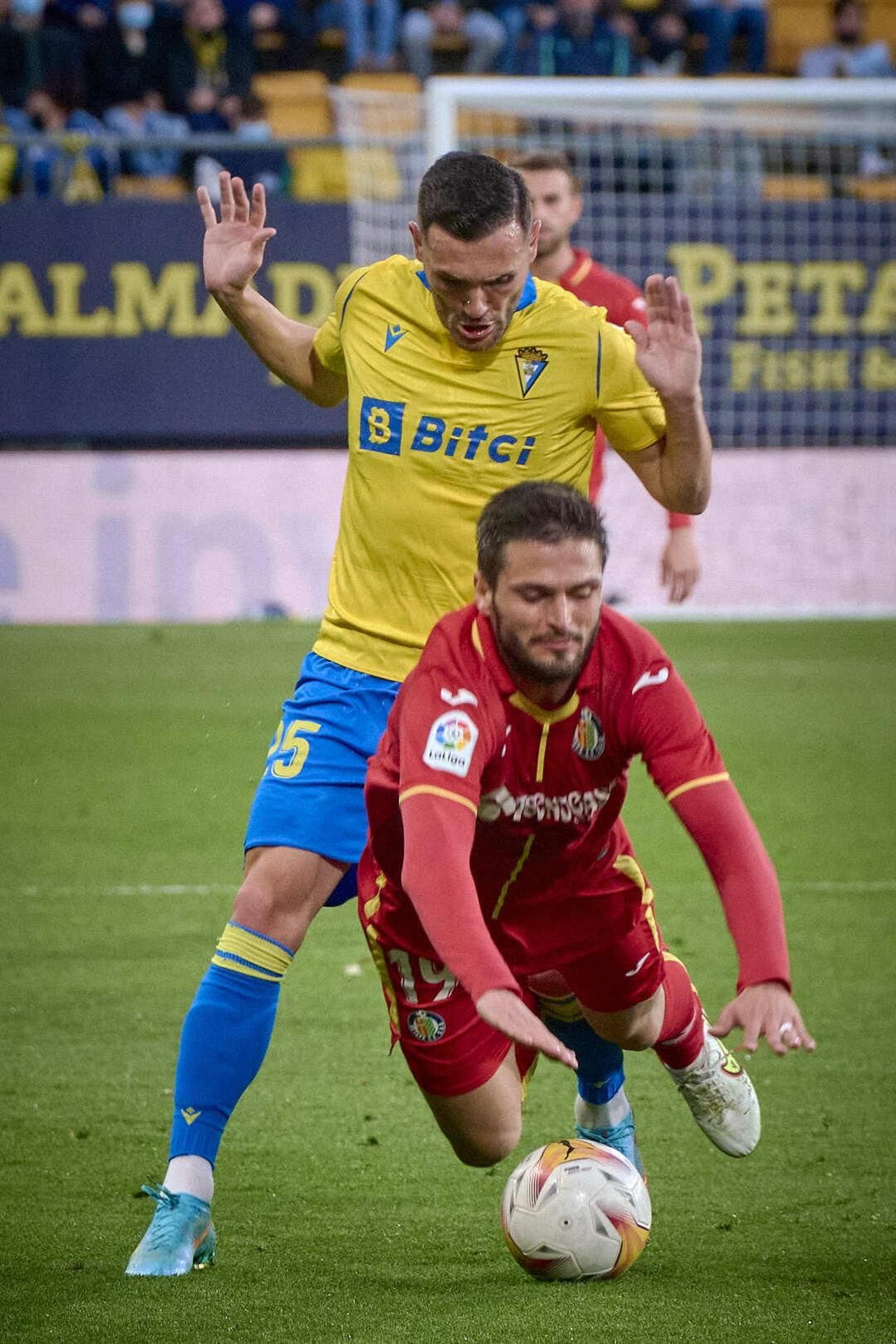 Partido de fútbol entre el Cádiz CF y el Getafe CF.
