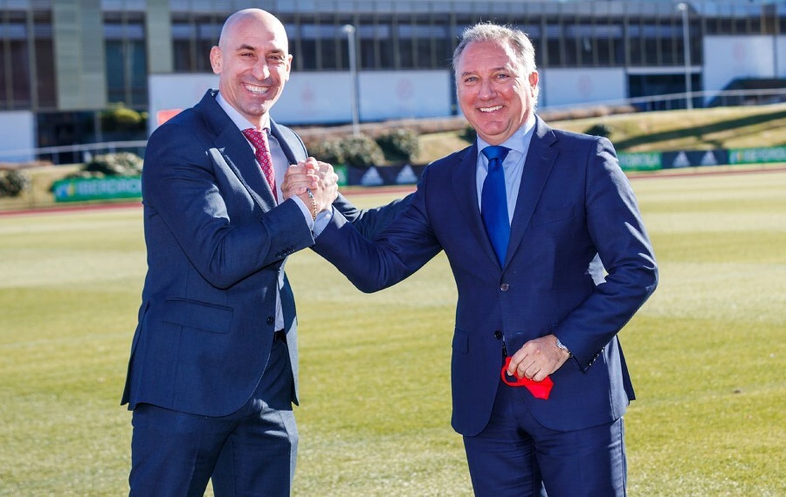 Luis Medina Cantalejo estrecha su mano con Luis Rubiales en su presentación.