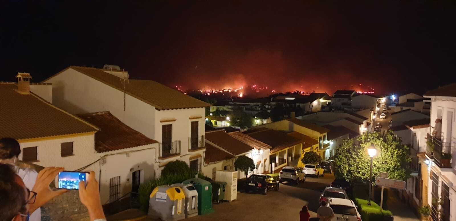 Panorámica de Zalamea, con las llamas acercándose a la localidad anoche.