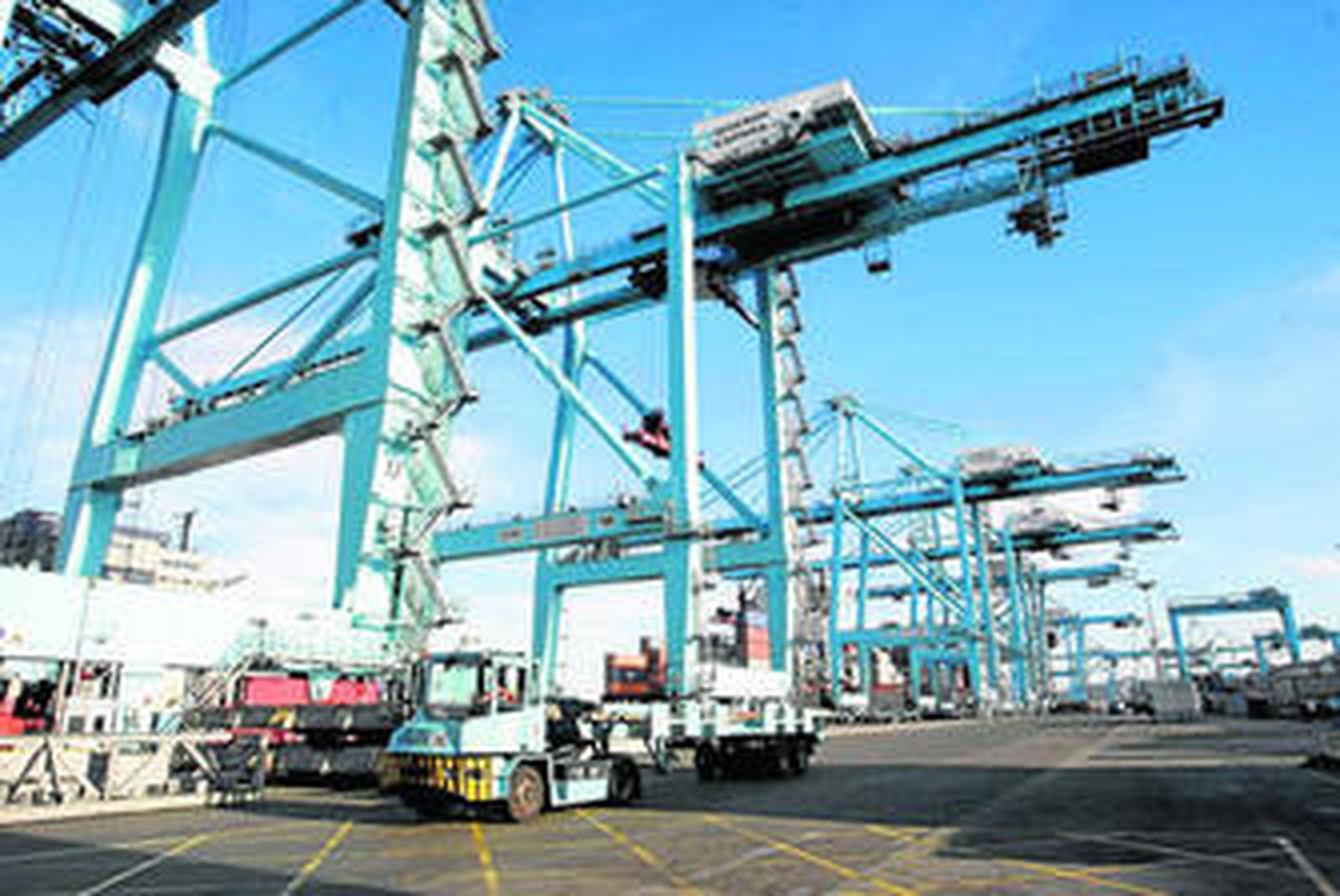 Varias grúas de APM Terminals, en una imagen reciente.