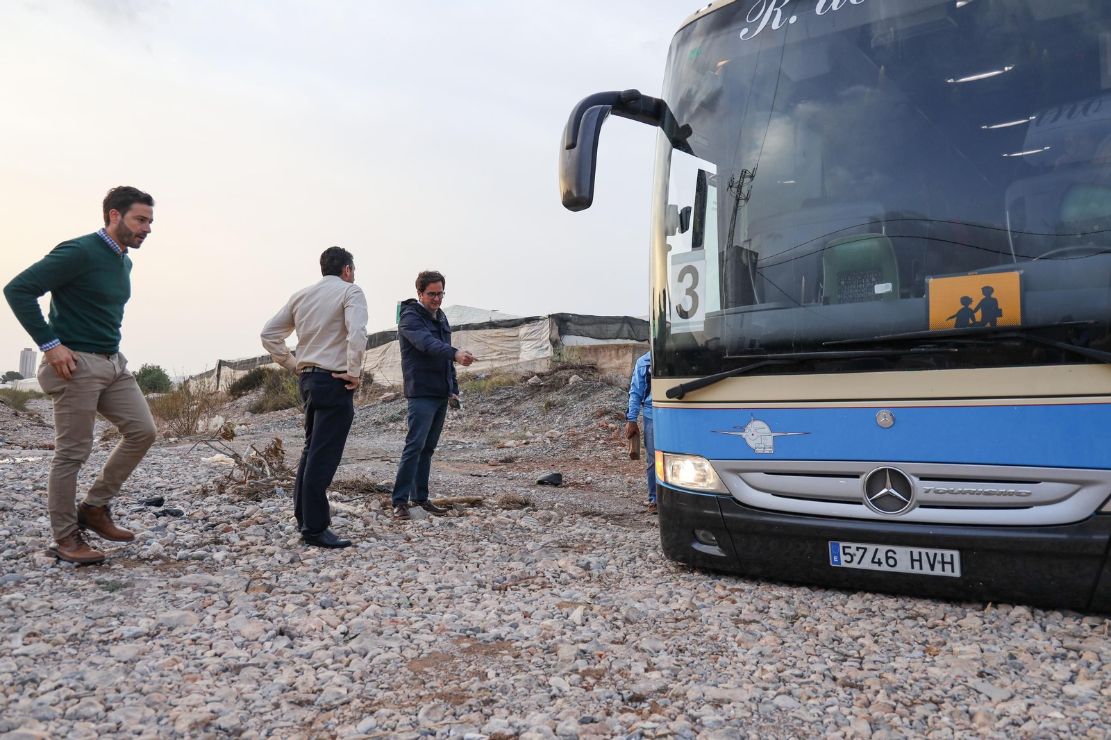 Francisco Góngora observando los destrozos que provocó la DANA en El Ejido.