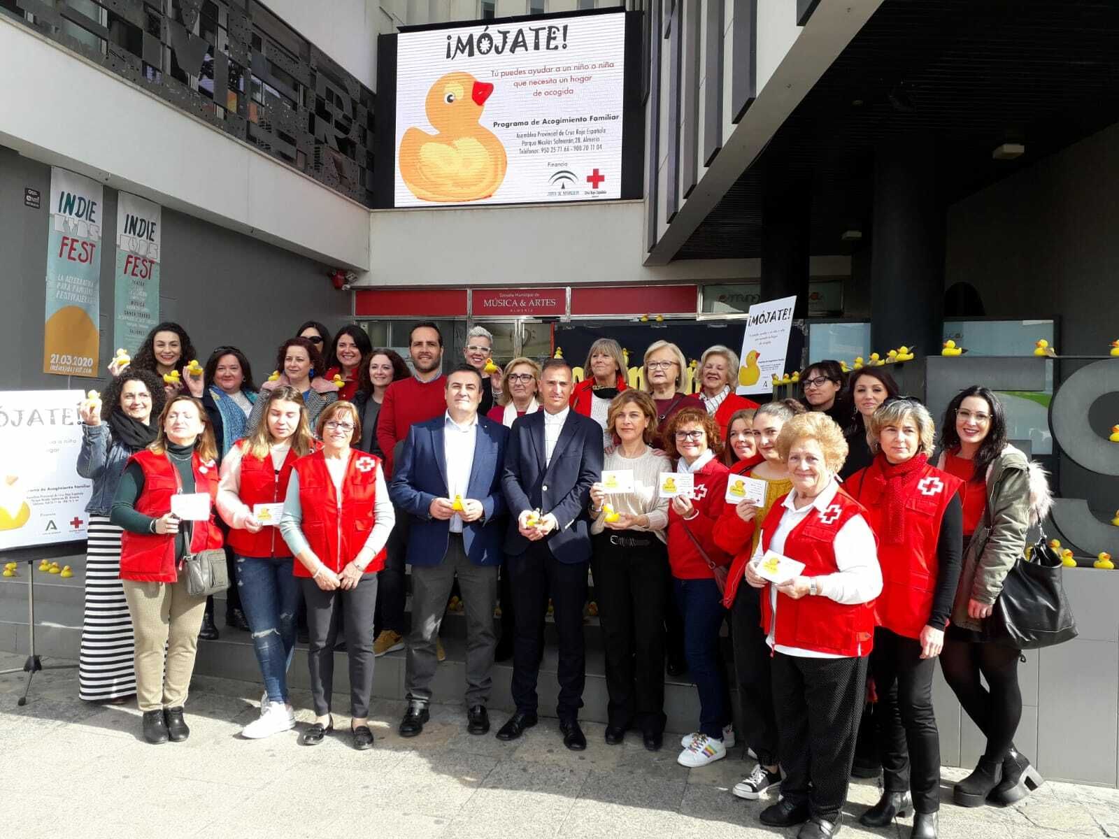 El delegado de Igualdad y el presidente de Cruz Roja junto a familias acogedoras y voluntarios en el inicio de la campaña informativa en la capital