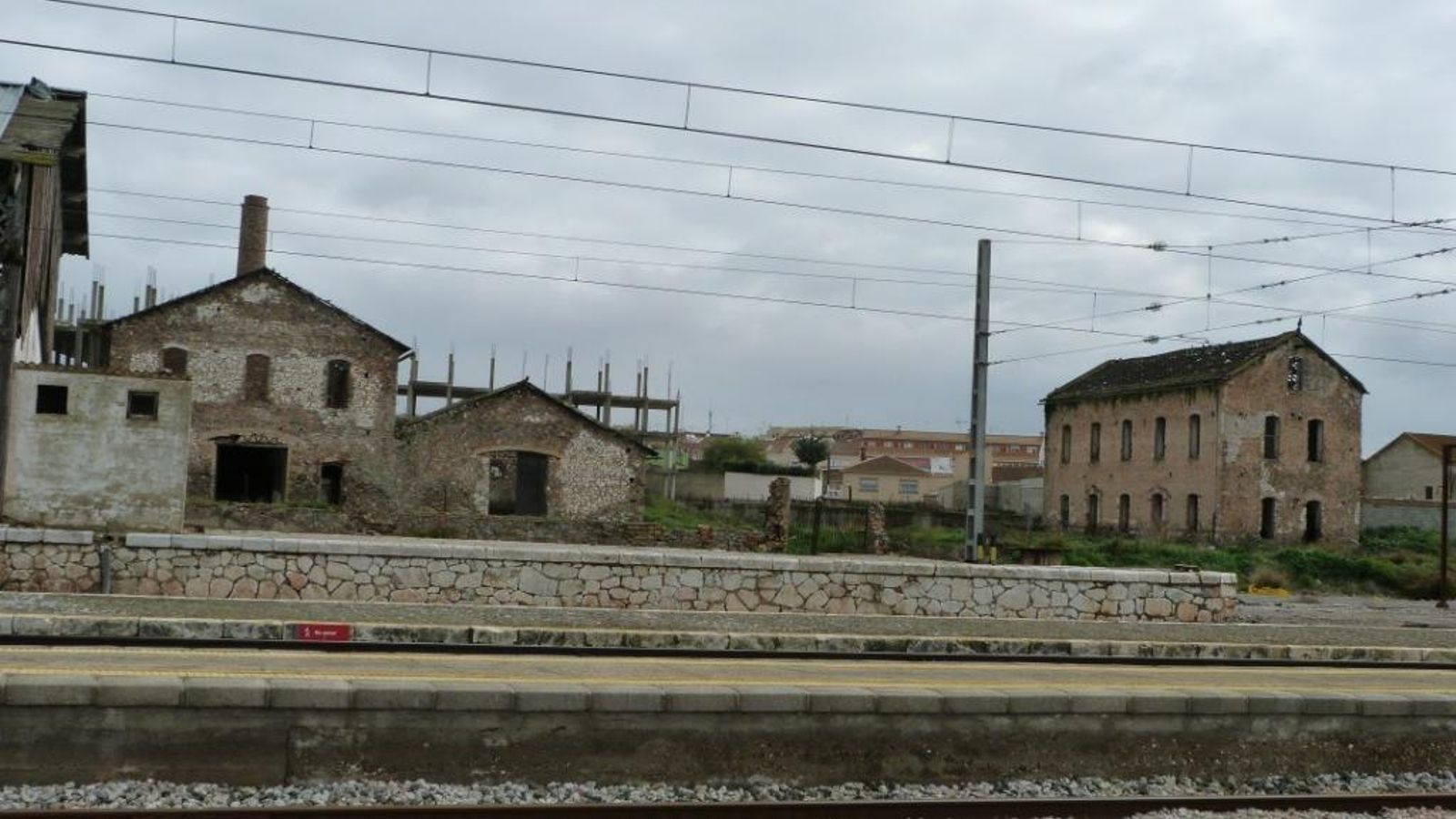 Recorrido junto a la estación ferroviaria de Fuente de Piedra y sus naves abandonadas. Recorrido junto a la estación ferroviaria de Fuente de Piedra y sus naves abandonadas.