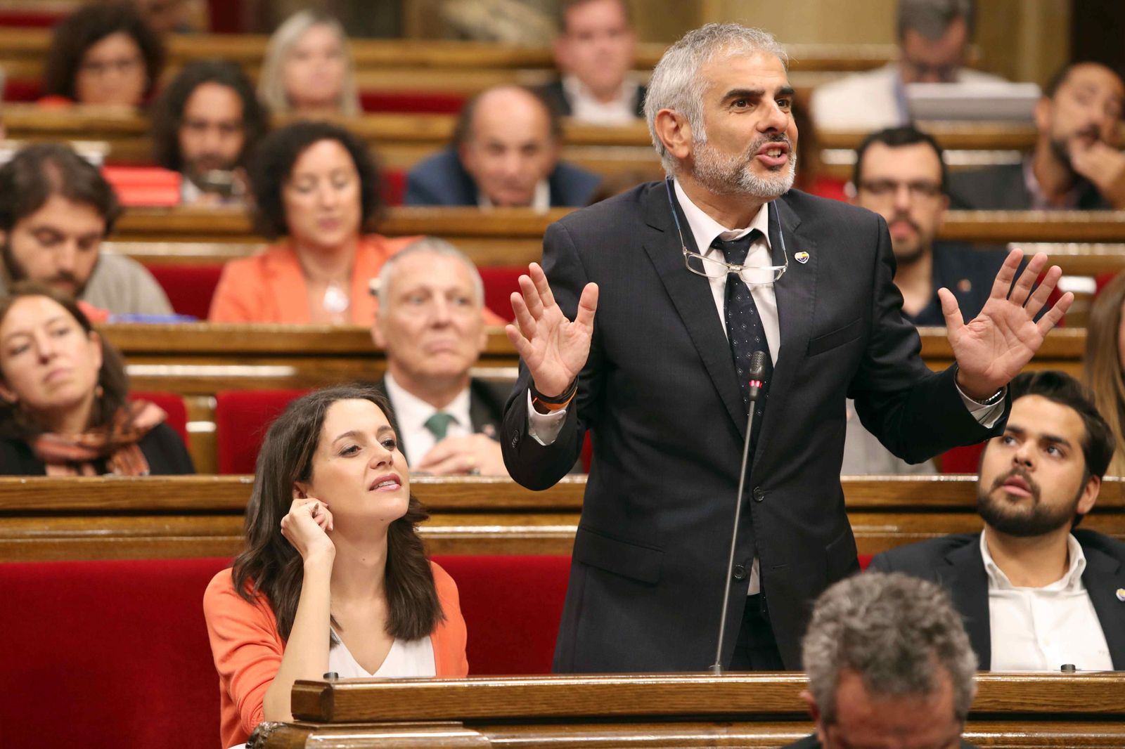 La presidenta del grupo de Ciudadanos en el 'Parlament', Inés Arrimadas, y el portavoz de la formación naranja, Carlos Carrizosa, en un momento de la sesión de ayer.