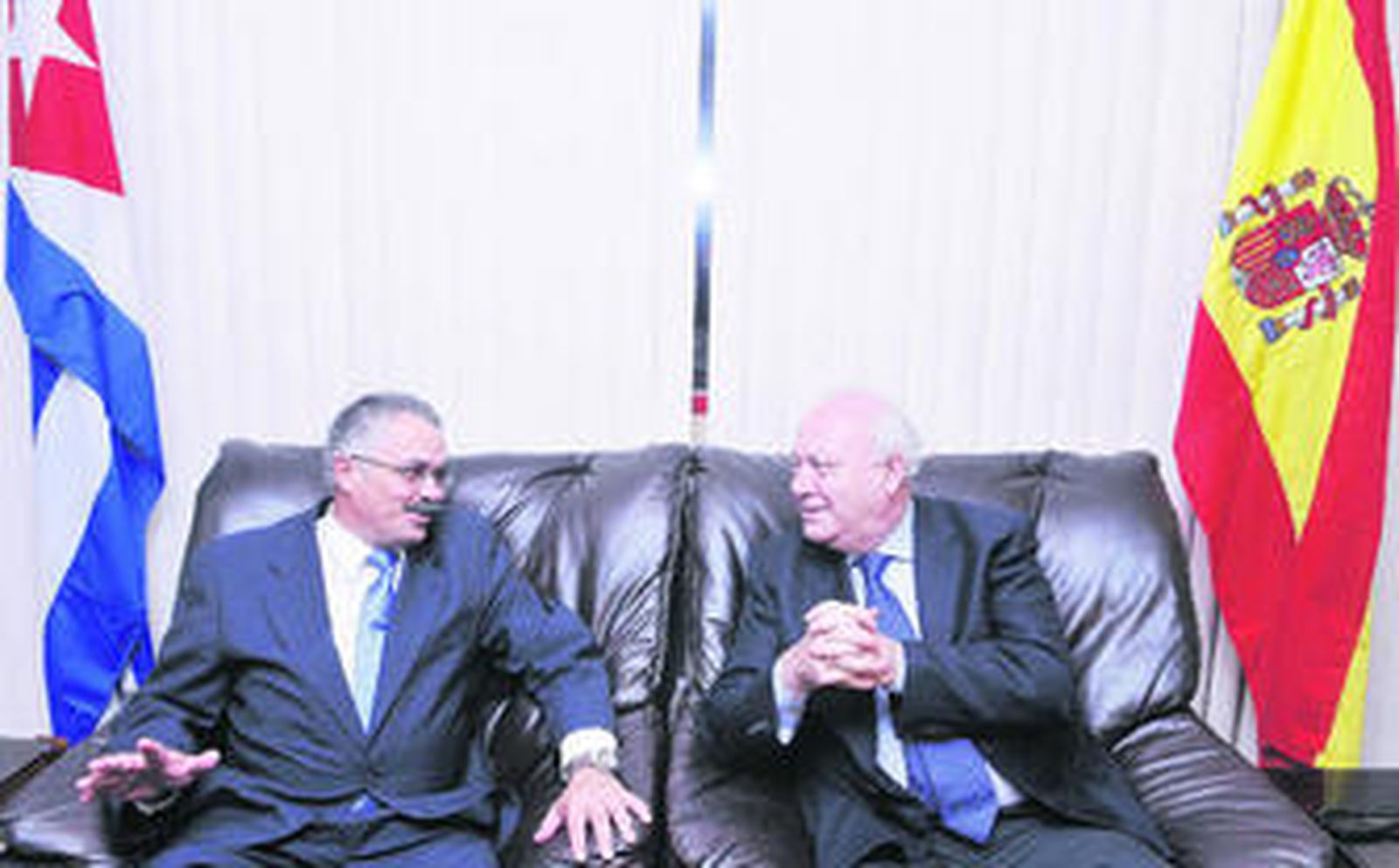 El vicecanciller cubano Dagoberto Rodríguez recibió al ministro español en el aeropuerto de La Habana.