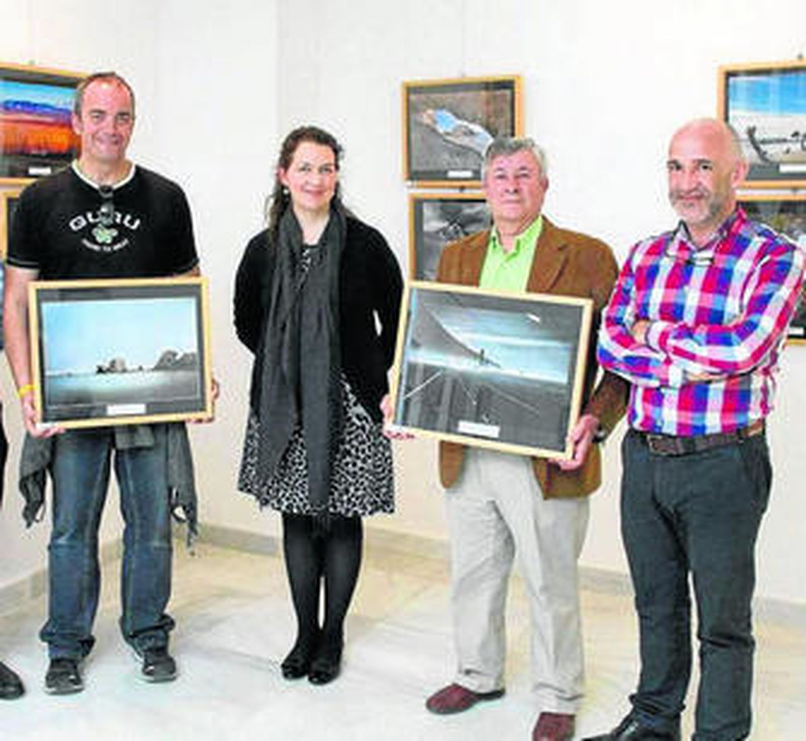 Almudena Valentín y Francisco Espinar con algunos de los premiados.