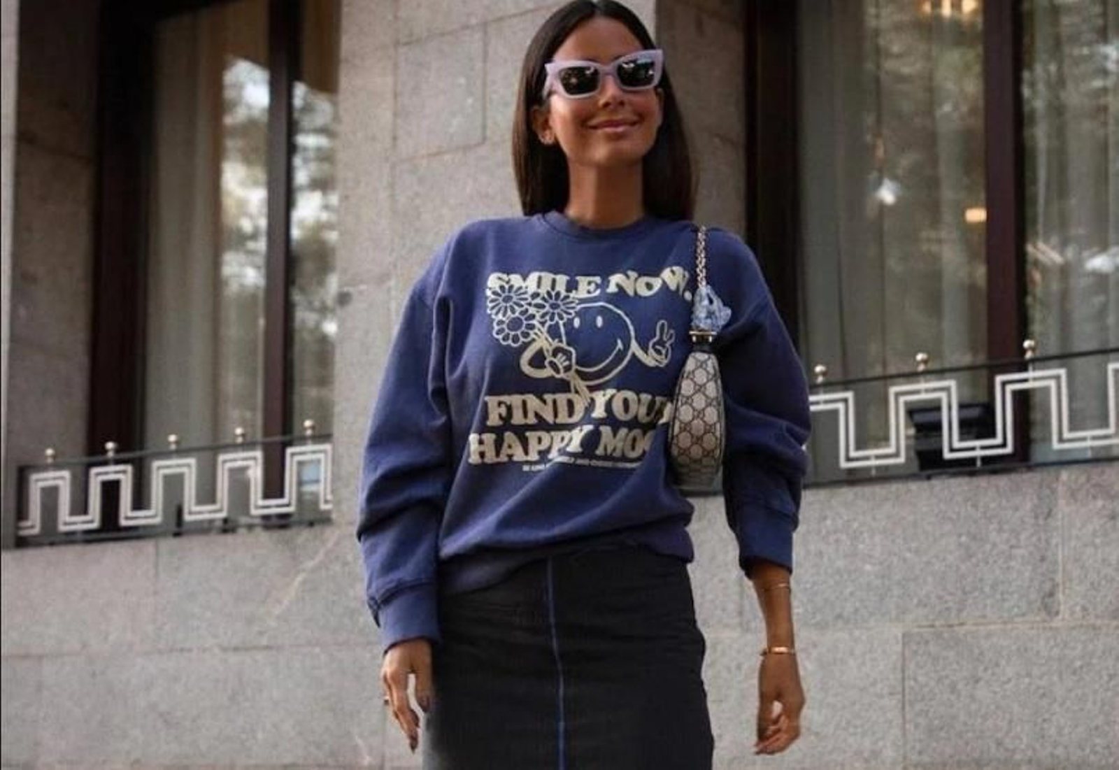 Las sudaderas dejaron de ser una prenda deportiva y ahora suben de nivel un look con pantalones, faldas e incluso una blazer.