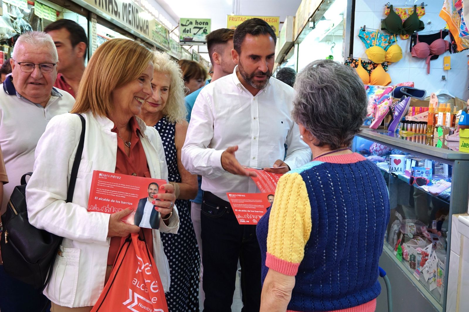 Dani Pérez y Begoña Medina este martes en el mercado de Huelin.