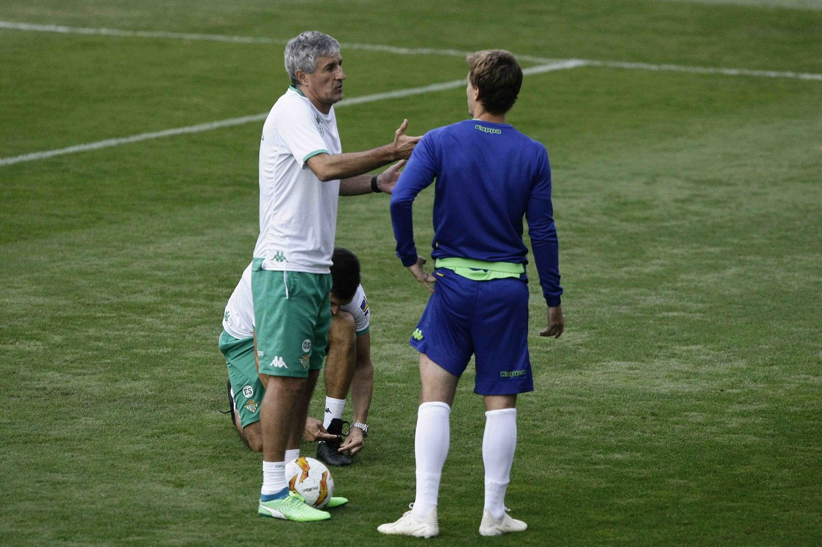 Setién dialoga con Canales, que acabó tocado el encuentro ante el Racing.