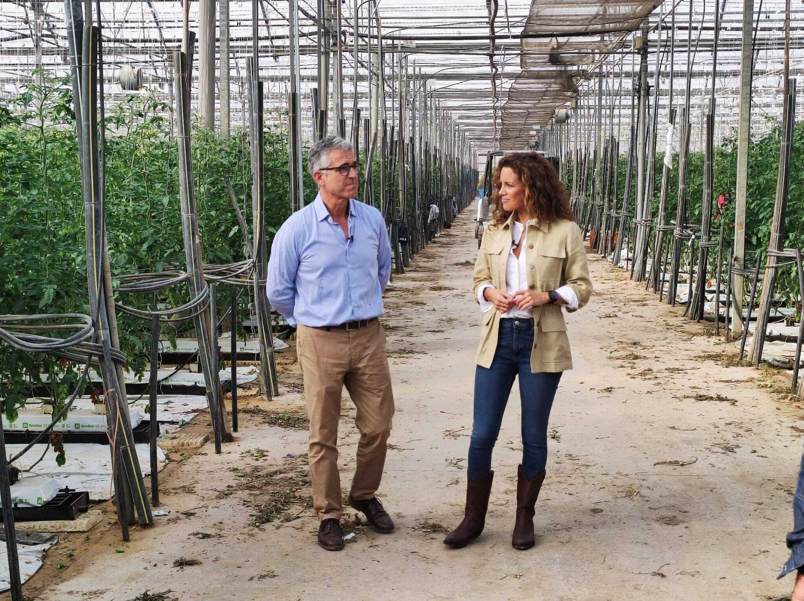 Madrueño y Colomina han recorrido distintos invernaderos ecológicos y ha charlado con agricultores.