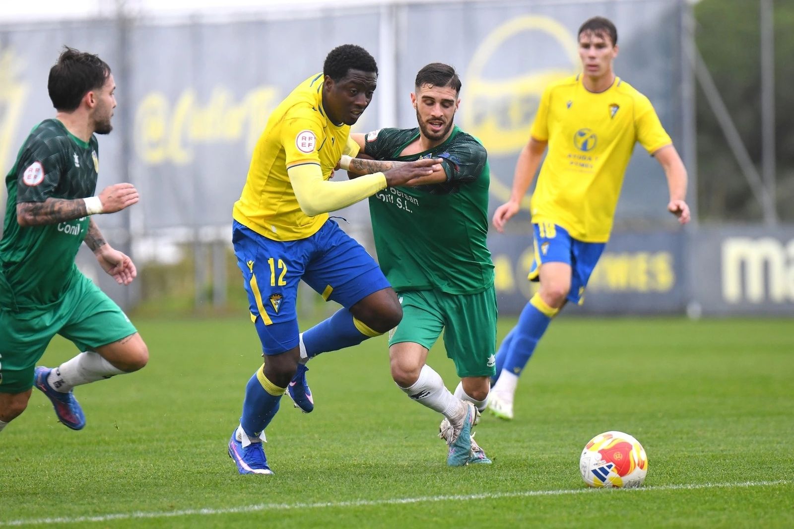 El cadista Ngono pugna con un adversario.