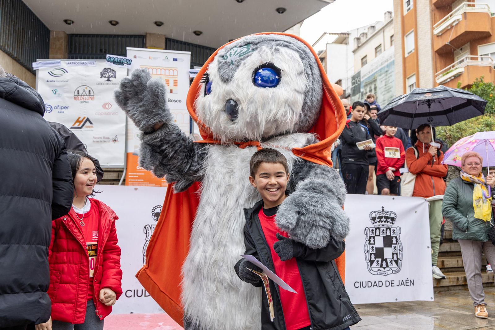 En imágenes: la lluvia no frena a más de un millar de corredores en la V Carrera Popular del IES San Juan Bosco (2)