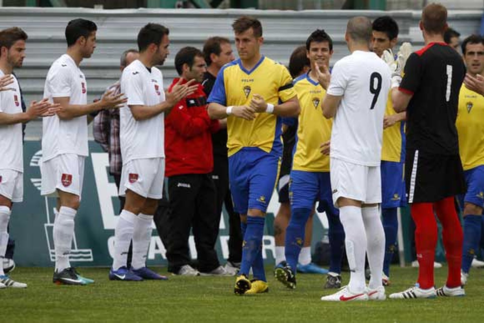 El Puertollano hizo el pasillo al Cádiz, campeón del grupo IV. /Lourdes de Vicente