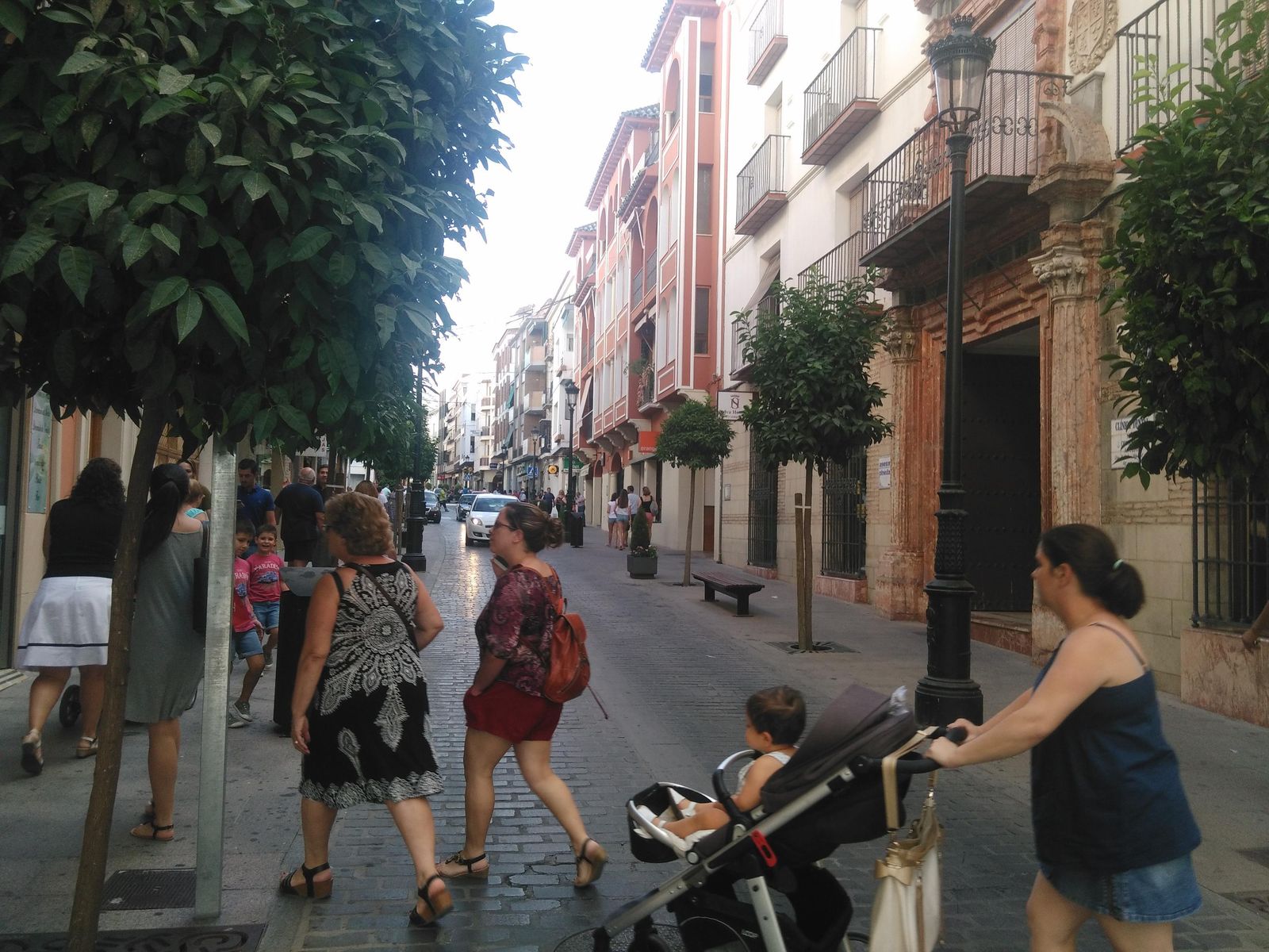 Viandantes en la calle Julio Romero de Torres de Lucena.